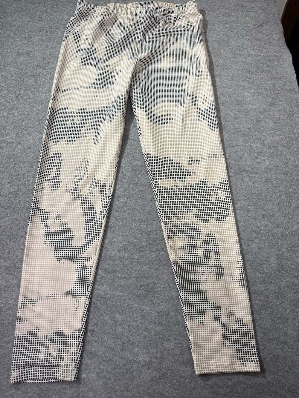 Luukaa Leggings Size 1 US 6 Black Beige Grid Camo Print Cotton